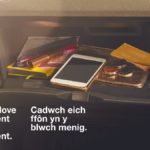 Make the glove compartment the phone compartment - Cadwch eich ffôn yn y biwch menig.